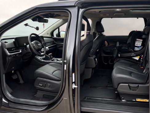 Used 2025 Kia Carnival SX w/ SX Dark Edition Package image 4