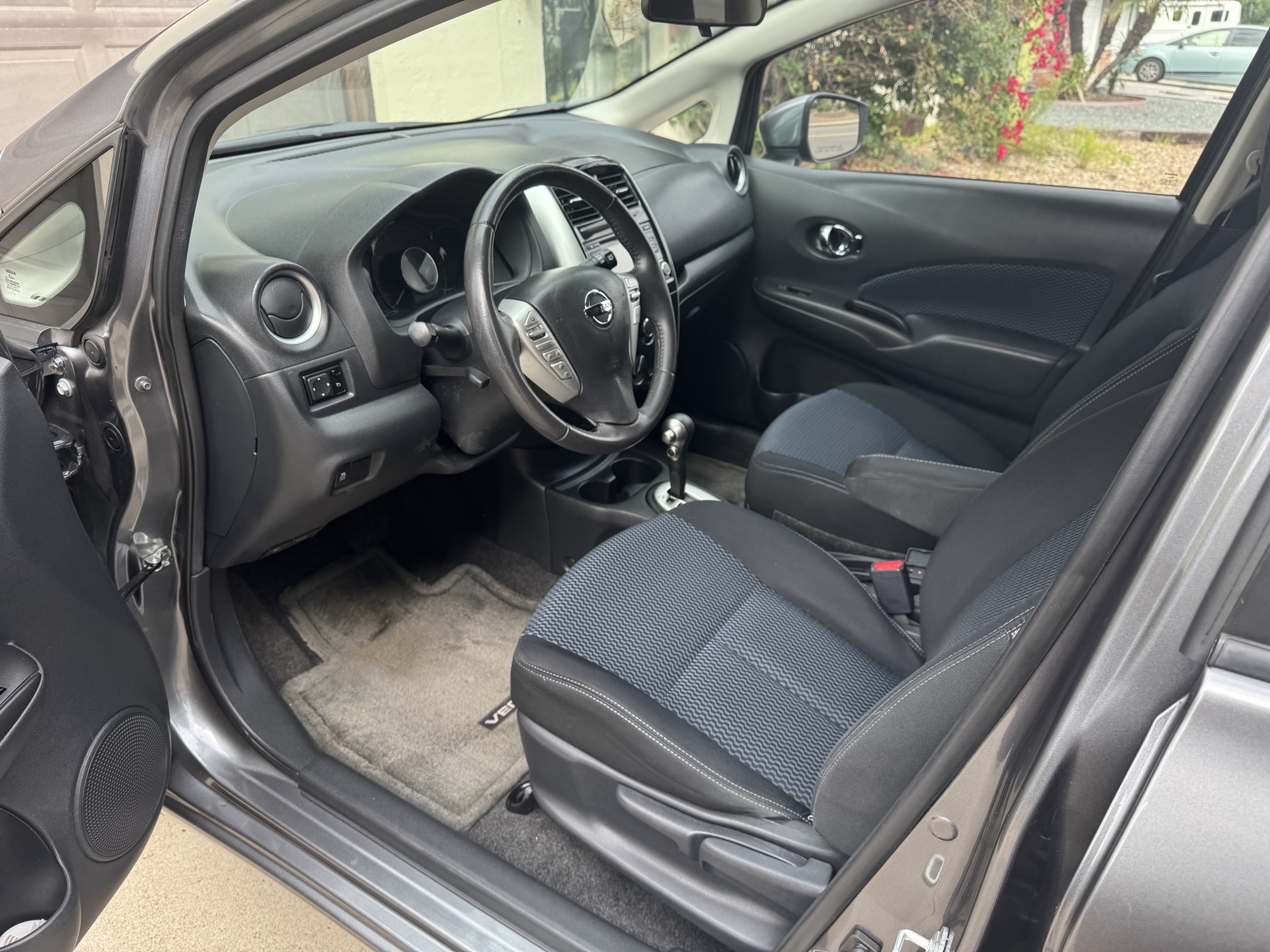Used 2016 Nissan Versa Note SV FWD image 2