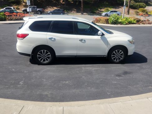 Used 2015 Nissan Pathfinder SV image 1