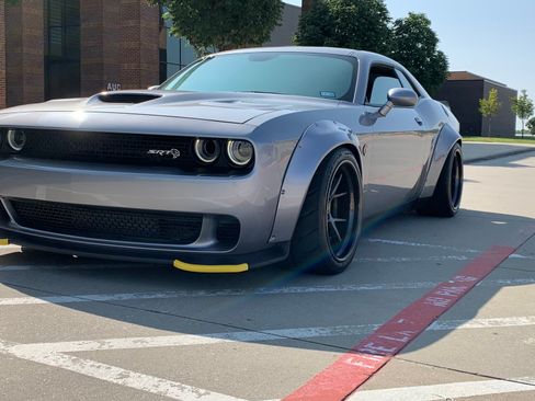 Used 2016 Dodge Challenger SRT Hellcat image 1