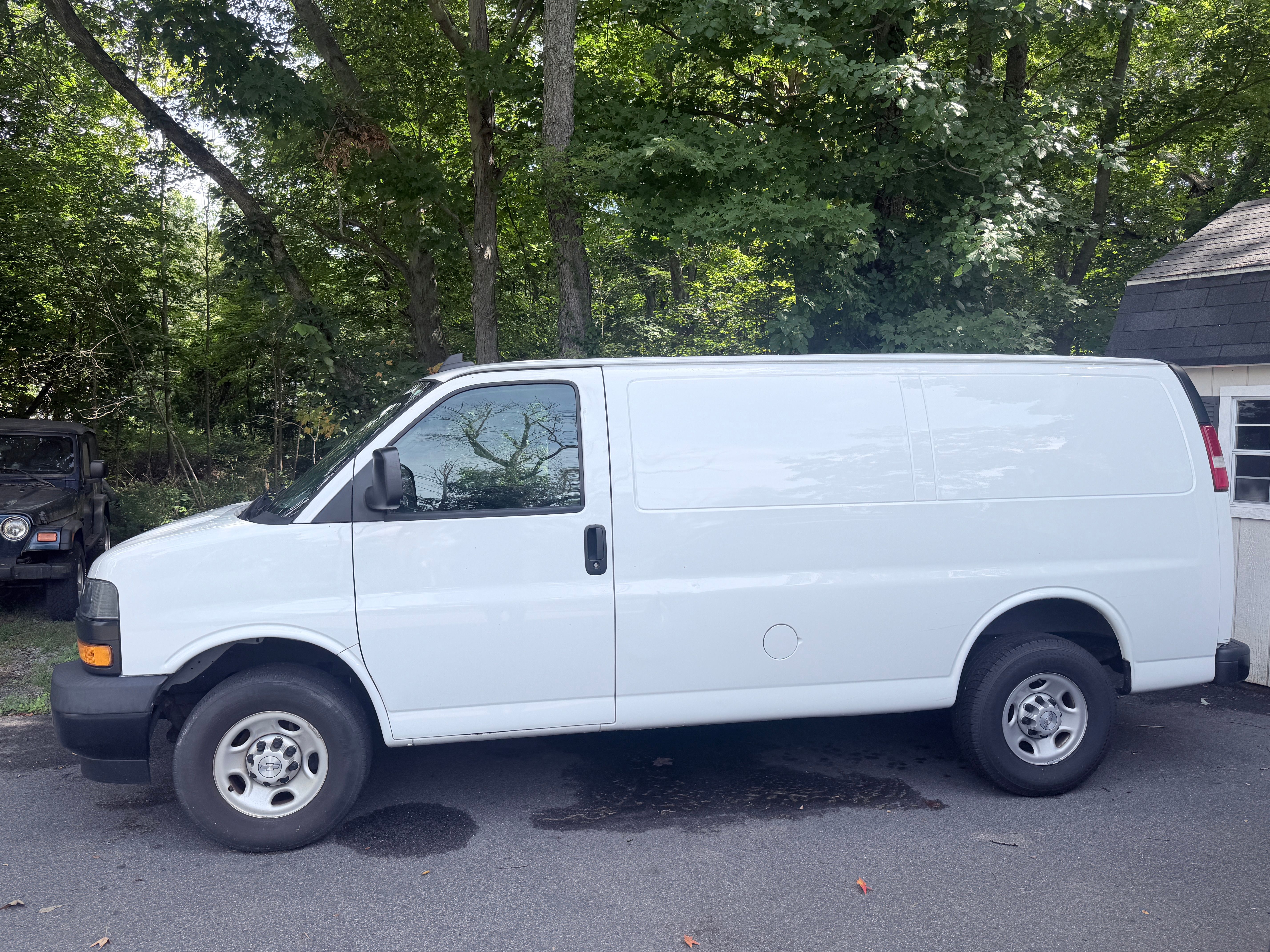 Used 2019 Chevrolet Express 2500 RWD image 1