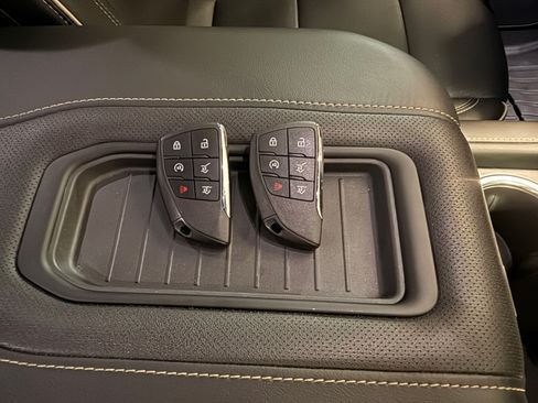 Used 2023 GMC Yukon SLT w/ SLT Premium Package image 25