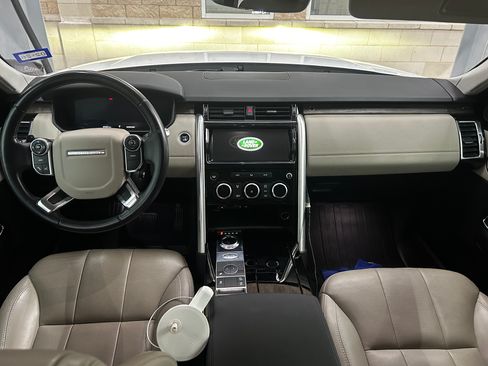 Used 2018 Land Rover Discovery HSE image 13