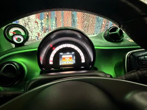Used 2016 smart fortwo passion RWD image 5