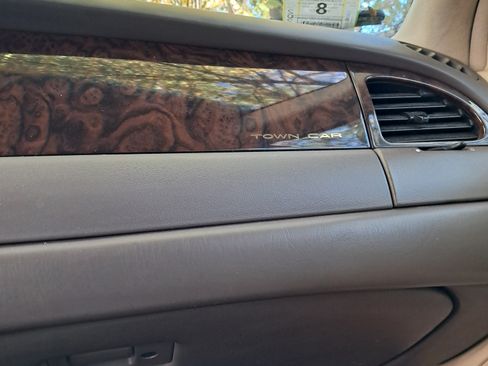 Used 1998 Lincoln Town Car Signature image 10