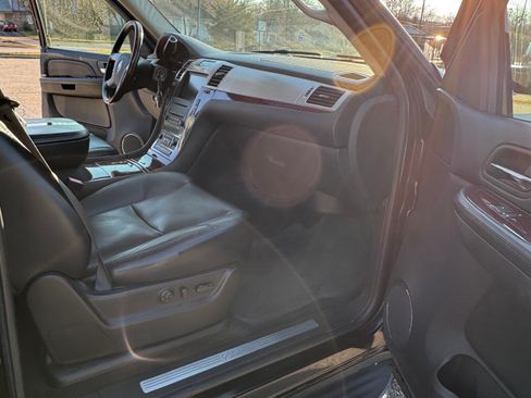 Used 2007 Cadillac Escalade AWD w/ Information Package image 12