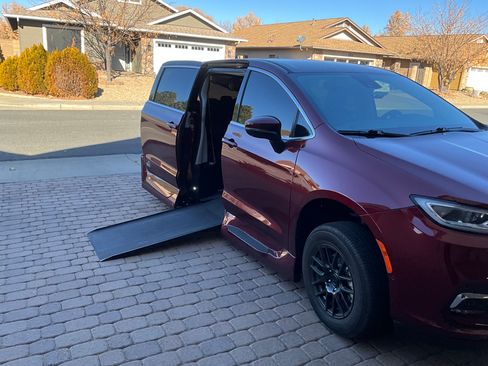 Used 2023 Chrysler Pacifica Touring-L image 8