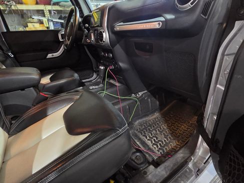 Used 2013 Jeep Wrangler Unlimited Rubicon w/ Connectivity Group image 18