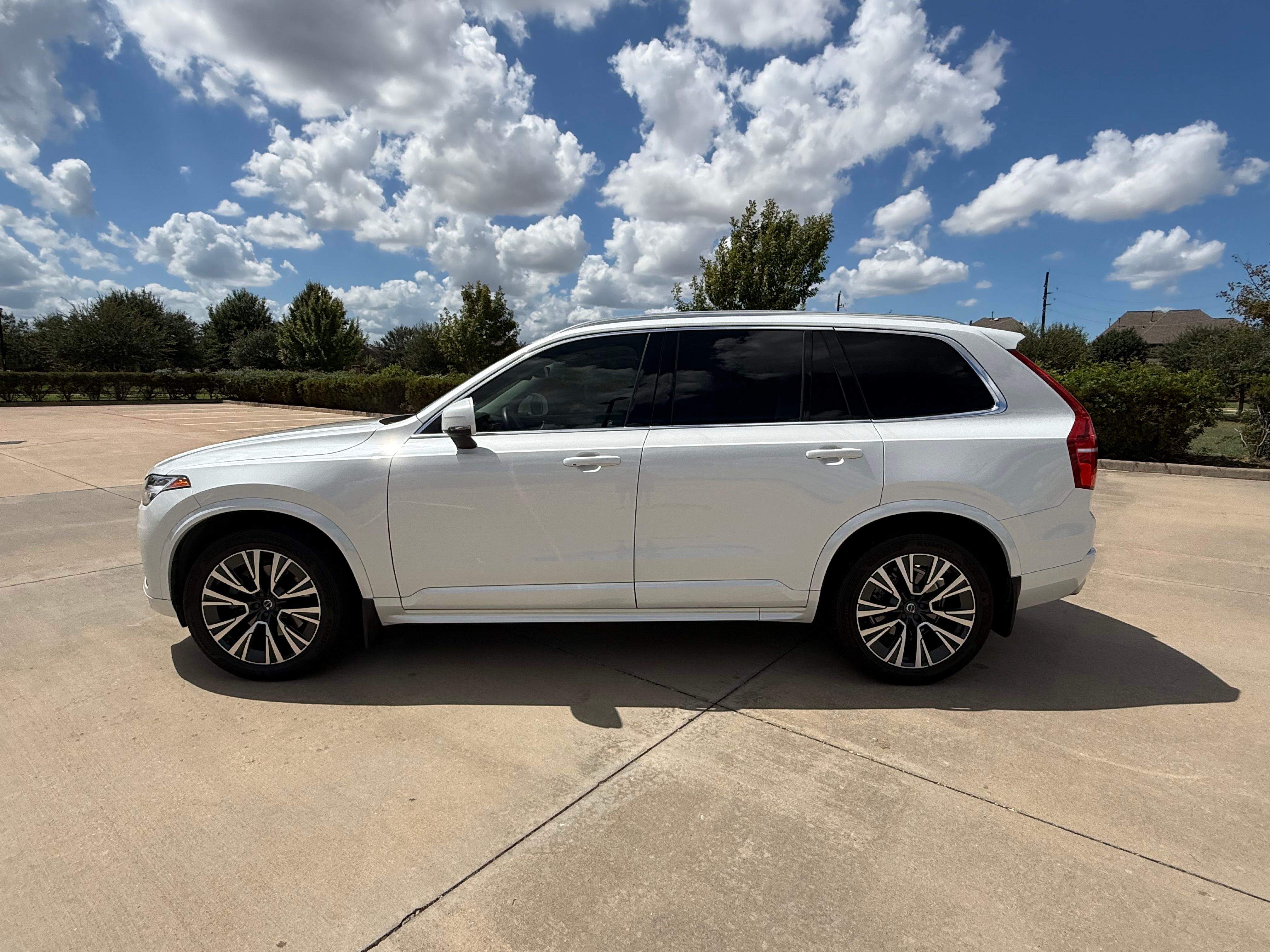 Used 2021 Volvo XC90 T5 Momentum w/ Protection Package Premier FWD image 4