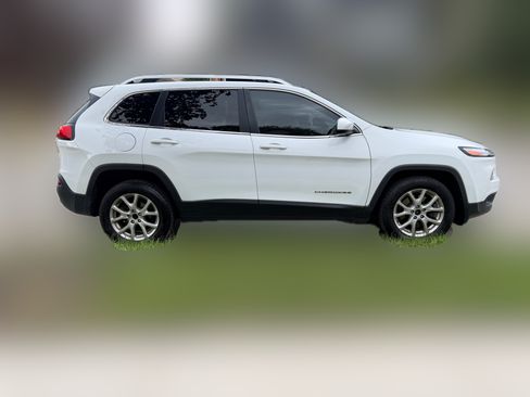 Used 2016 Jeep Cherokee Latitude w/ Cold Weather Group FWD image 4