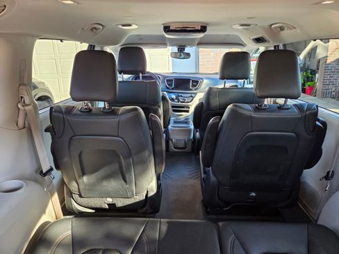 Used 2018 Chrysler Pacifica Touring-L image 18