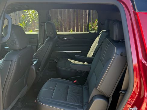 Used 2025 Chevrolet Traverse High Country w/ LPO, Floor Liner Package AWD/4WD image 6