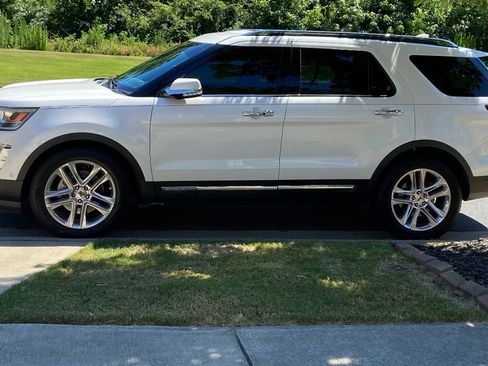 Used 2017 Ford Explorer Limited w/ Equipment Group 301A FWD image 1