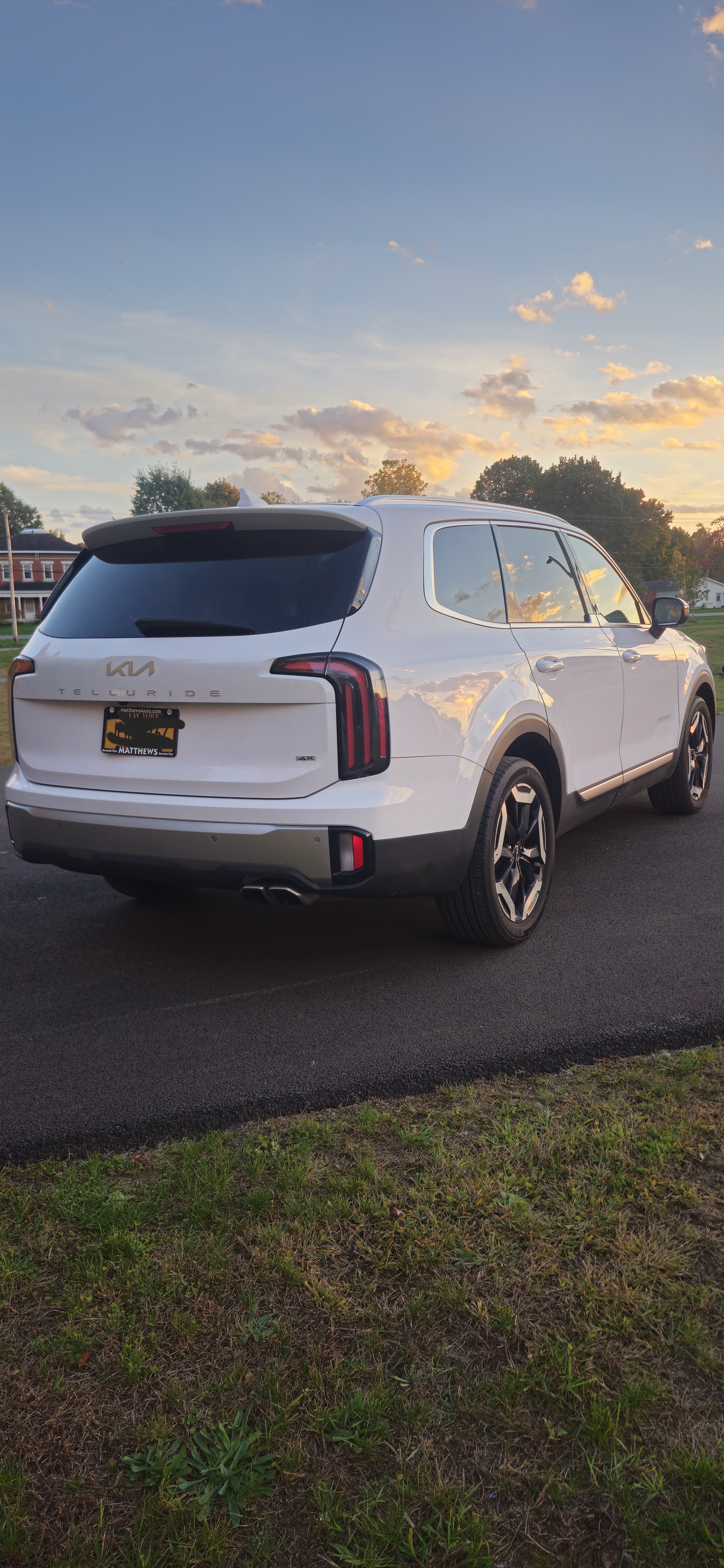Used 2023 Kia Telluride EX w/ EX Captain's Chair Package AWD/4WD image 4