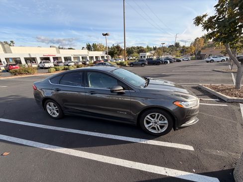 Used 2018 Ford Fusion SE image 2