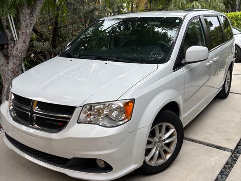 Used 2019 Dodge Grand Caravan SXT FWD image 2