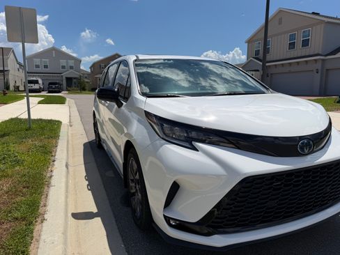 Used 2025 Toyota Sienna XSE w/ XSE Plus Package FWD image 31