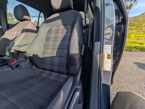 Used 2018 Volkswagen GTI SE image 11