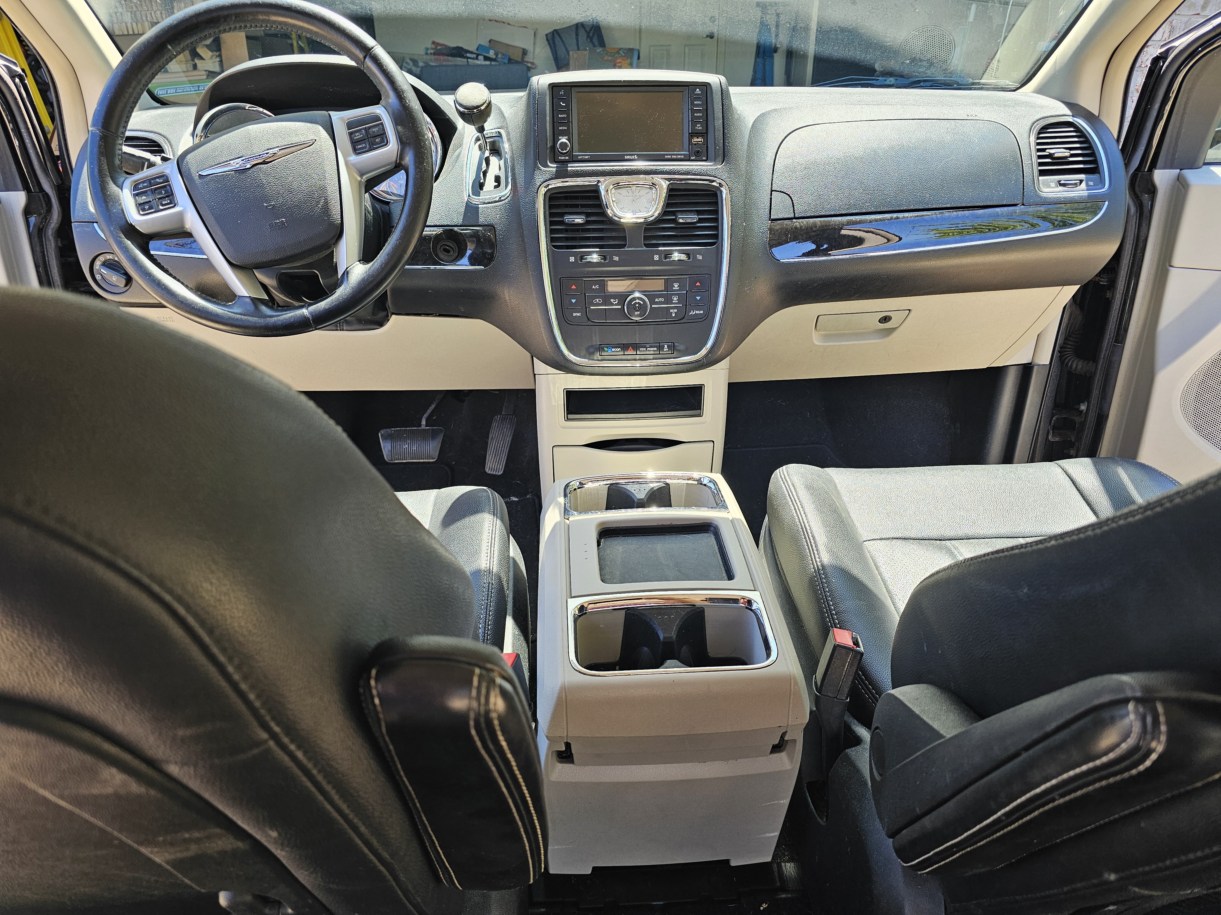 Used 2012 Chrysler Town & Country Touring w/ Entertainment Group #1 FWD image 4
