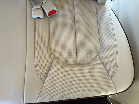 Used 2019 Chrysler Pacifica Limited w/ Tire & Wheel Group image 17