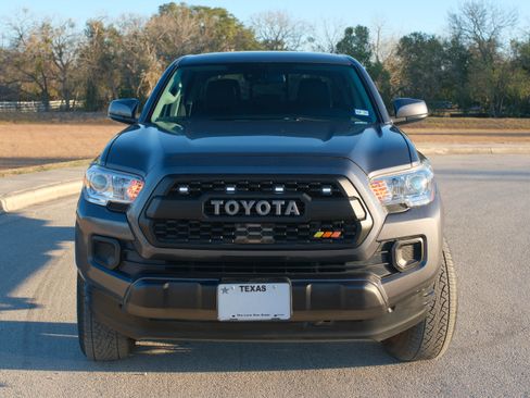 Used 2018 Toyota Tacoma SR image 4
