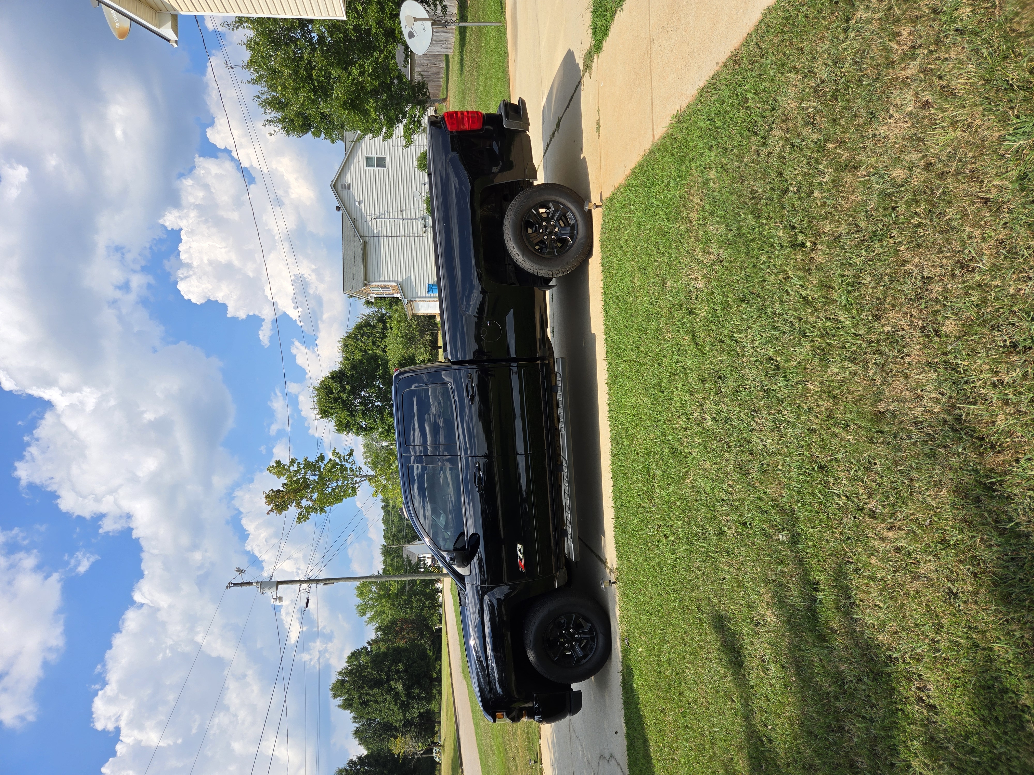 Used 2018 Chevrolet Silverado 1500 LT w/ Midnight Edition AWD/4WD image 5