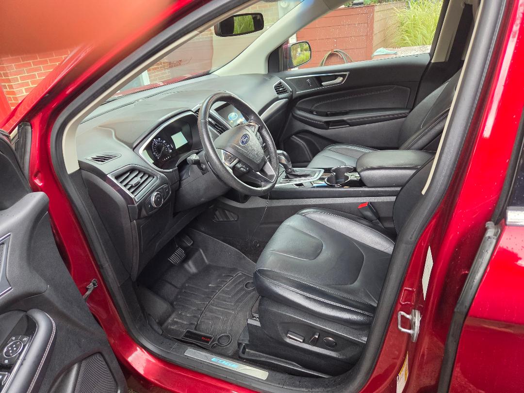 Used 2018 Ford Edge Titanium w/ Technology Package FWD image 2
