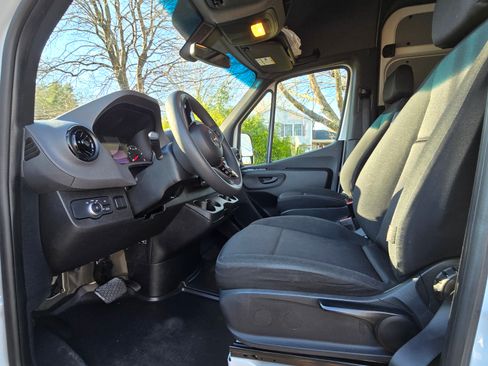 Used 2022 Mercedes-Benz Sprinter 2500 image 6