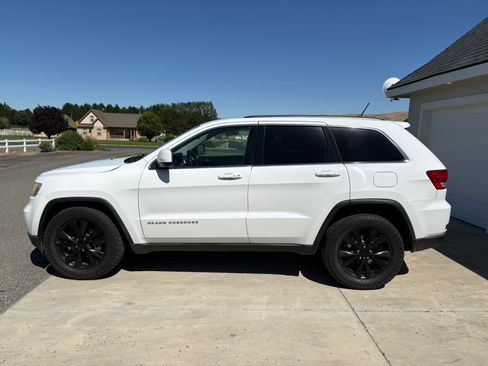 Used 2013 Jeep Grand Cherokee Altitude AWD/4WD image 1