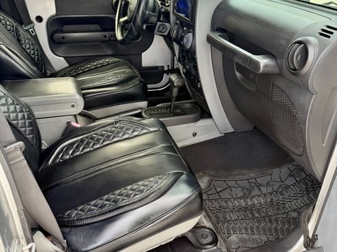 Used 2010 Jeep Wrangler Unlimited Sport image 9