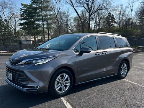 Used 2022 Toyota Sienna Limited image 1