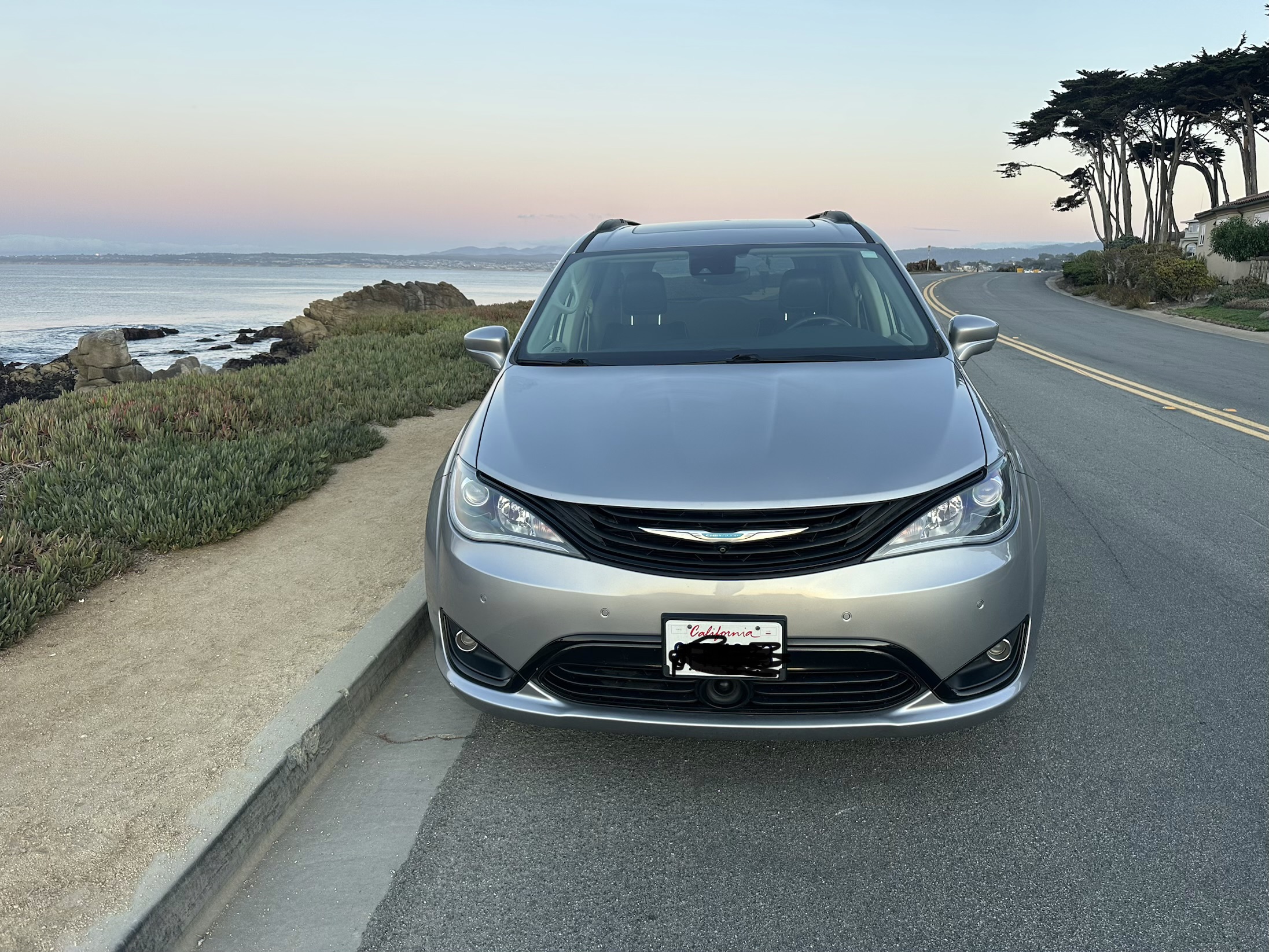 Used 2018 Chrysler Pacifica Limited w/ Advanced Safetytec Group FWD image 4