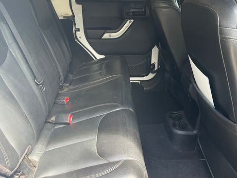 Used 2013 Jeep Wrangler Unlimited Rubicon w/ Connectivity Group image 16