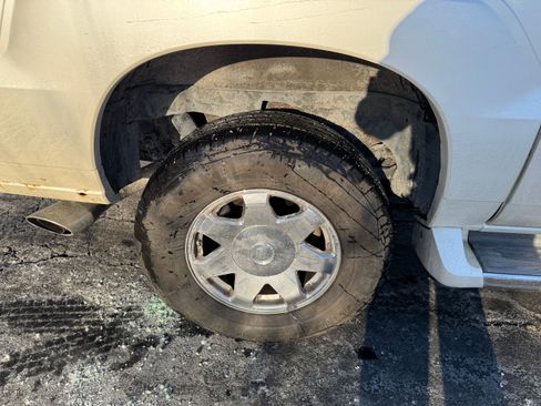 Used 2004 Cadillac Escalade ESV Platinum image 19