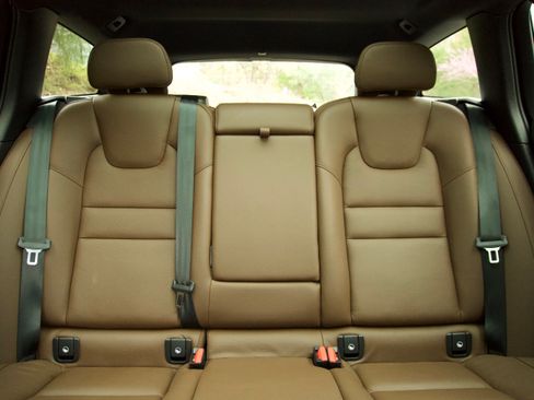 Used 2025 Volvo V60 B5 Cross Country Plus image 16