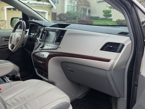 Used 2011 Toyota Sienna Limited image 6