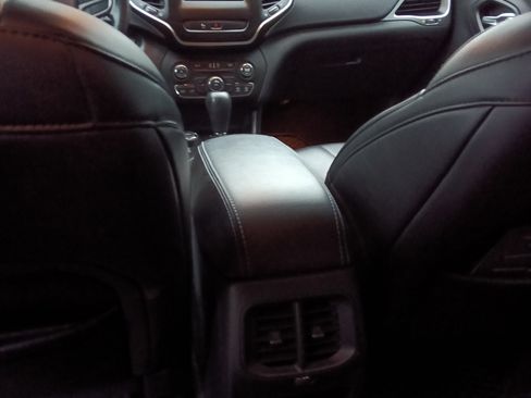 Used 2019 Jeep Cherokee Latitude Plus w/ Cold Weather Group image 20