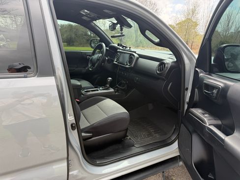 Used 2021 Toyota Tacoma TRD Off-Road w/ Technology Package image 18