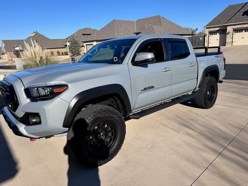 Used 2018 Toyota Tacoma TRD Off-Road image 9