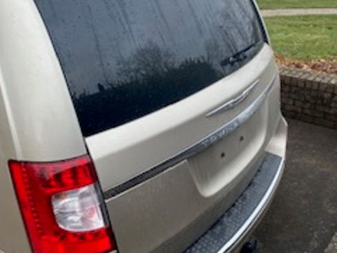 Used 2013 Chrysler Town & Country Limited w/ Luxury Group image 12