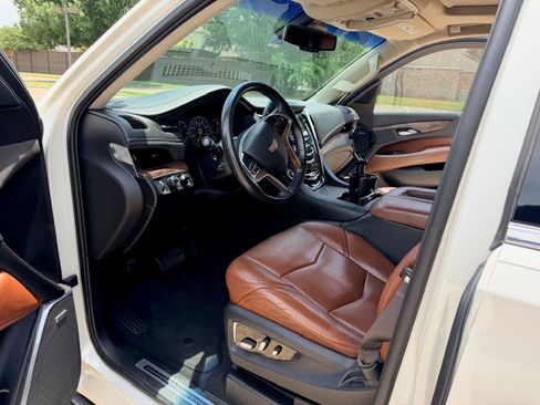 Used 2015 Cadillac Escalade Luxury RWD image 9