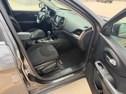 Used 2015 Jeep Cherokee Latitude FWD image 8