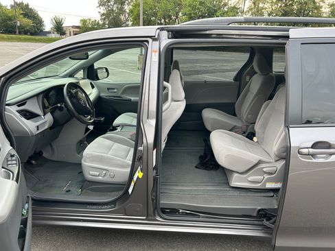 Used 2017 Toyota Sienna LE image 10