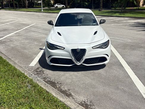 Used 2017 Alfa Romeo Giulia Quadrifoglio image 2