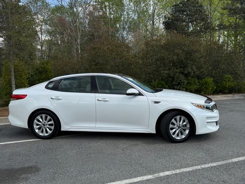 Used 2016 Kia Optima EX w/ Premium Package image 2