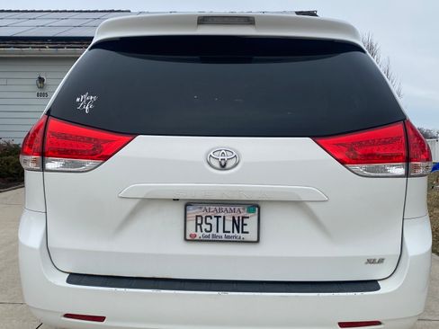 Used 2011 Toyota Sienna XLE image 10