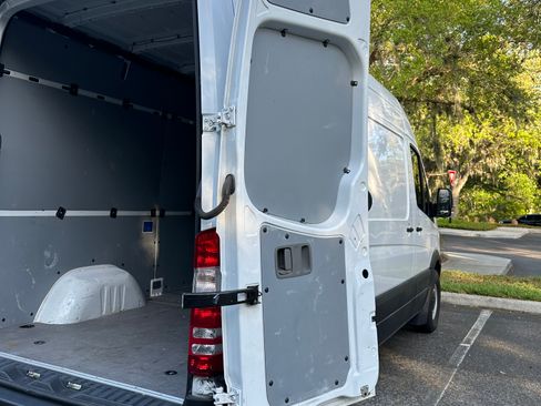 Used 2018 Mercedes-Benz Sprinter 2500 image 18