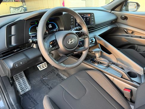 Used 2025 Hyundai Elantra Sport image 18