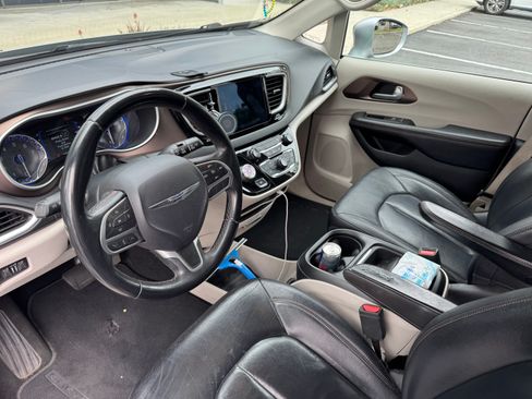 Used 2017 Chrysler Pacifica Touring-L w/ Tire & Wheel Group image 13