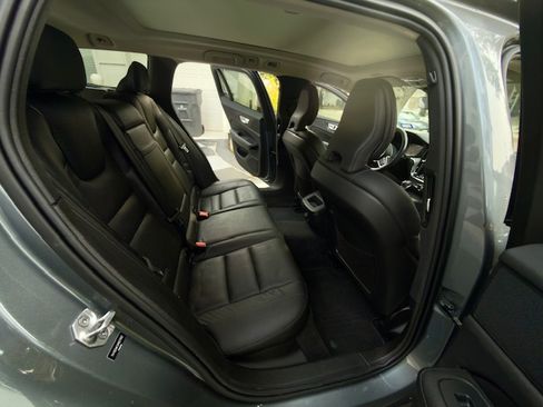 Used 2021 Volvo V60 T5 Cross Country w/ Climate Package image 8